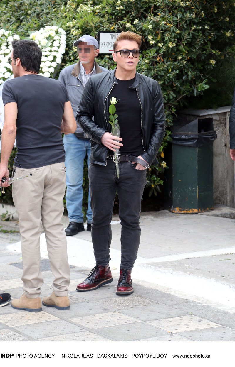 Το τελευταίο αντίο στον make up artist των σταρ, Γιάννη Αγγελάκη -Ηταν όλοι εκεί [εικόνες] | iefimerida.gr 0