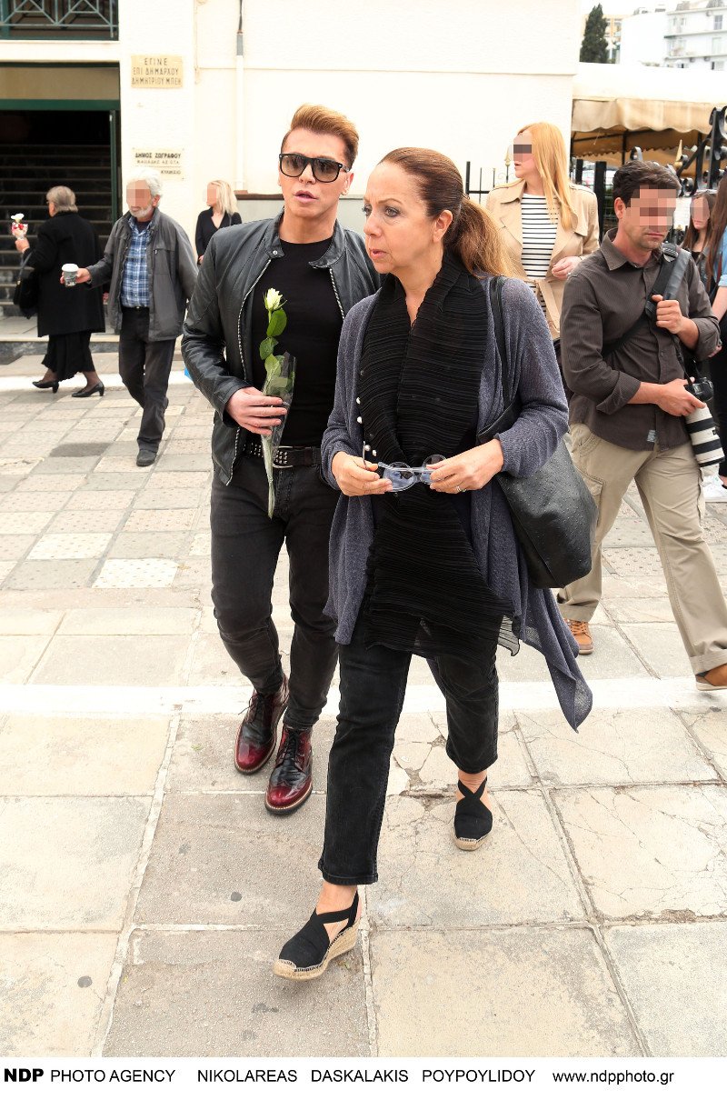 Το τελευταίο αντίο στον make up artist των σταρ, Γιάννη Αγγελάκη -Ηταν όλοι εκεί [εικόνες] | iefimerida.gr 2