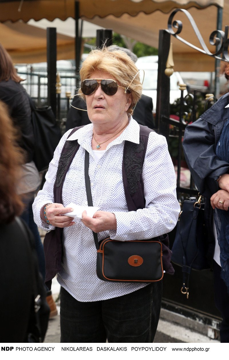 Το τελευταίο αντίο στον make up artist των σταρ, Γιάννη Αγγελάκη -Ηταν όλοι εκεί [εικόνες] | iefimerida.gr 3