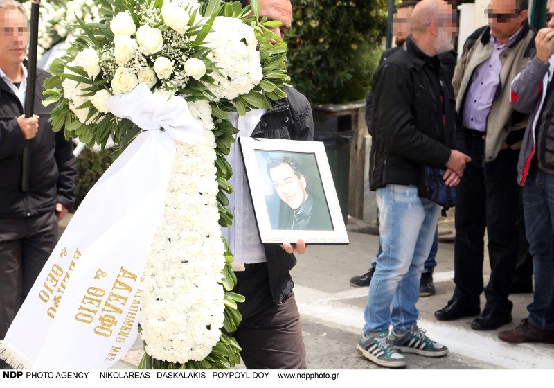 Το τελευταίο αντίο στον make up artist των σταρ, Γιάννη Αγγελάκη -Ηταν όλοι εκεί [εικόνες] | iefimerida.gr 5