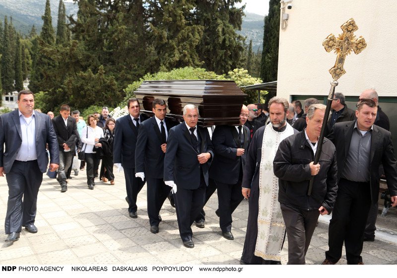 Το τελευταίο αντίο στον make up artist των σταρ, Γιάννη Αγγελάκη -Ηταν όλοι εκεί [εικόνες] | iefimerida.gr 6