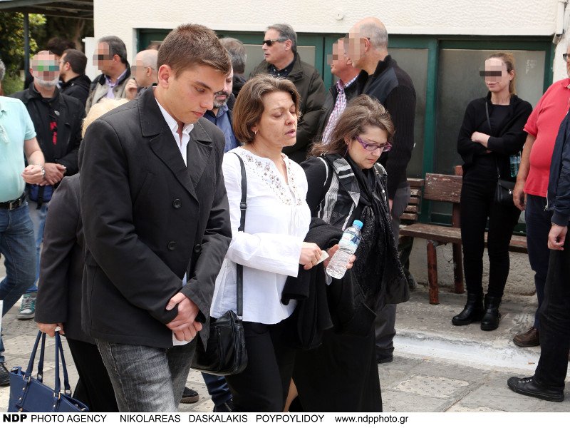 Το τελευταίο αντίο στον make up artist των σταρ, Γιάννη Αγγελάκη -Ηταν όλοι εκεί [εικόνες] | iefimerida.gr 7