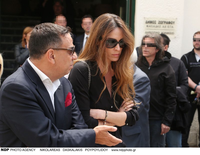 Το τελευταίο αντίο στον make up artist των σταρ, Γιάννη Αγγελάκη -Ηταν όλοι εκεί [εικόνες] | iefimerida.gr 8