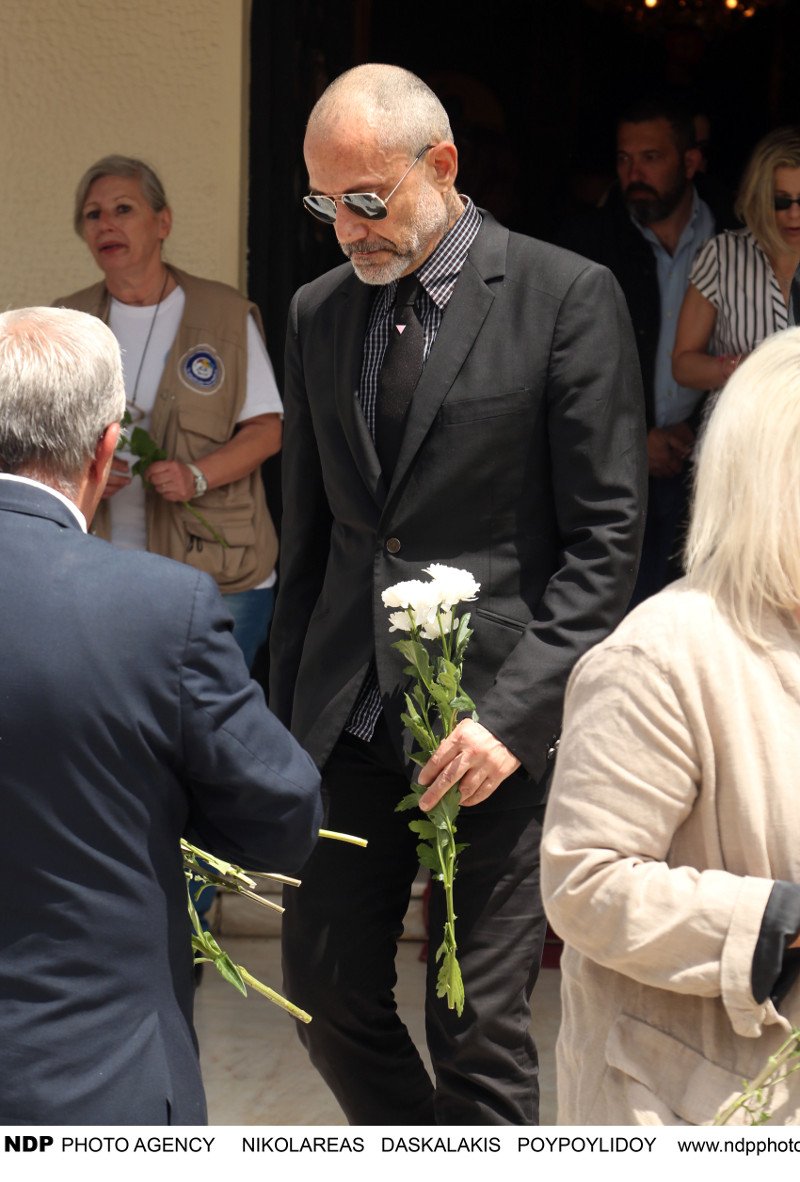 Το τελευταίο αντίο στον make up artist των σταρ, Γιάννη Αγγελάκη -Ηταν όλοι εκεί [εικόνες] | iefimerida.gr 11