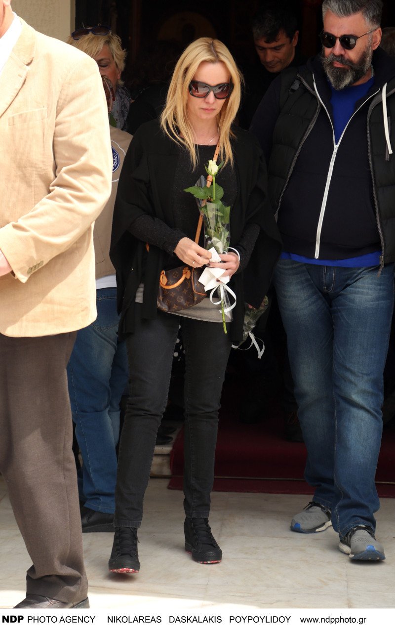 Το τελευταίο αντίο στον make up artist των σταρ, Γιάννη Αγγελάκη -Ηταν όλοι εκεί [εικόνες] | iefimerida.gr 12