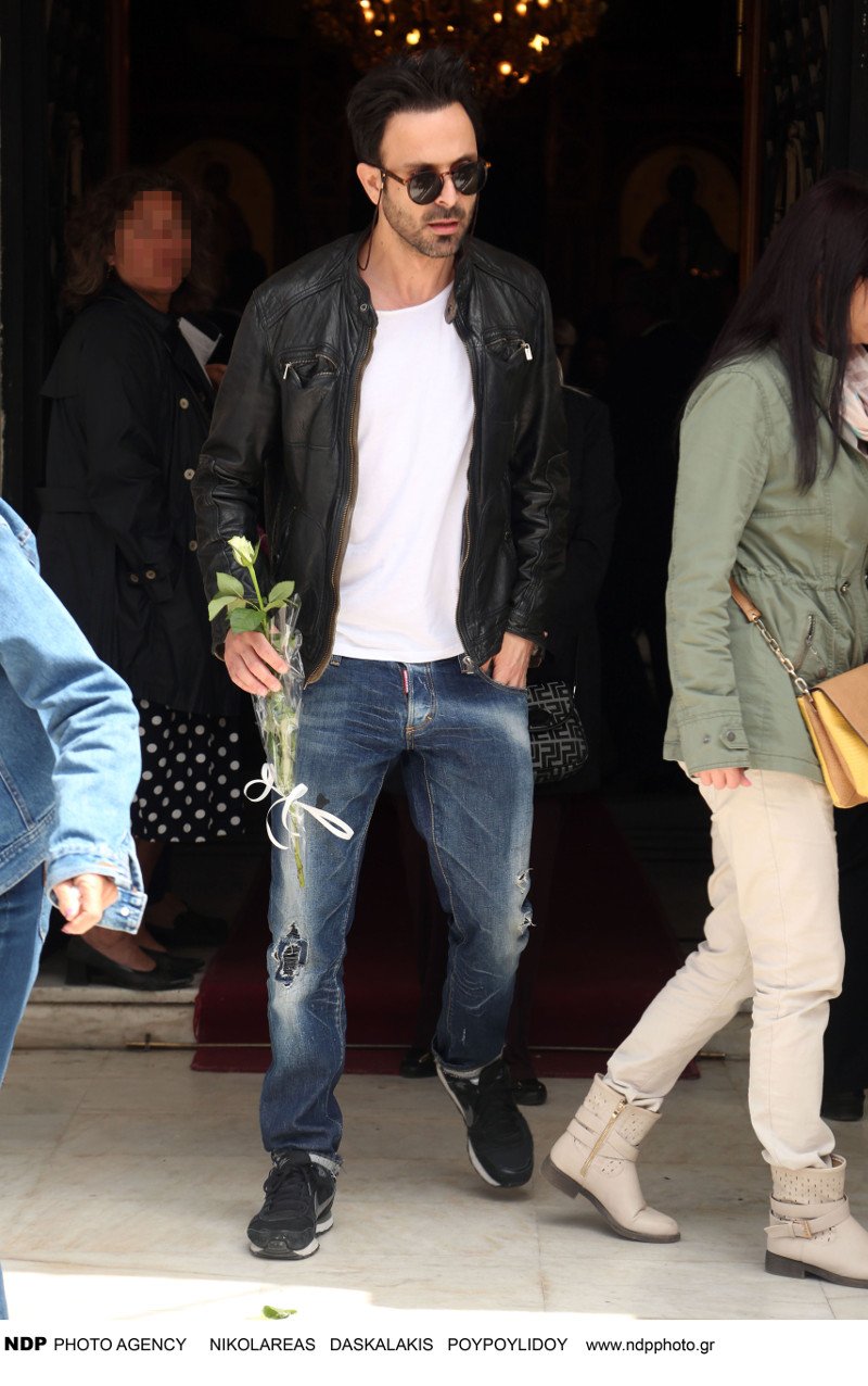 Το τελευταίο αντίο στον make up artist των σταρ, Γιάννη Αγγελάκη -Ηταν όλοι εκεί [εικόνες] | iefimerida.gr 13