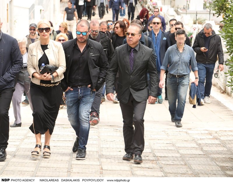 Το τελευταίο αντίο στον make up artist των σταρ, Γιάννη Αγγελάκη -Ηταν όλοι εκεί [εικόνες] | iefimerida.gr 16