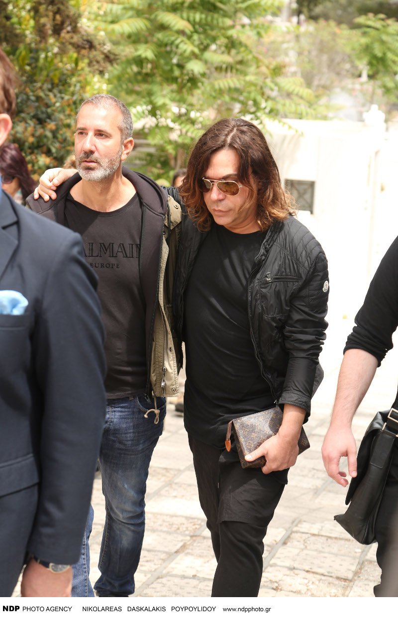 Το τελευταίο αντίο στον make up artist των σταρ, Γιάννη Αγγελάκη -Ηταν όλοι εκεί [εικόνες] | iefimerida.gr 17
