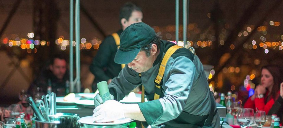 «Dinner in the Sky» -Μια αξέχαστη γαστρονομική εμπειρία με την Αθήνα «στο πιάτο» [εικόνες] | iefimerida.gr 4