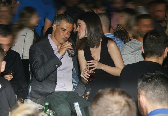 Ο Αρης Σπηλιωτόπουλος με εντυπωσιακή μελαχρινή, αγκαλιά στα μπουζούκια [εικόνες] | iefimerida.gr 2