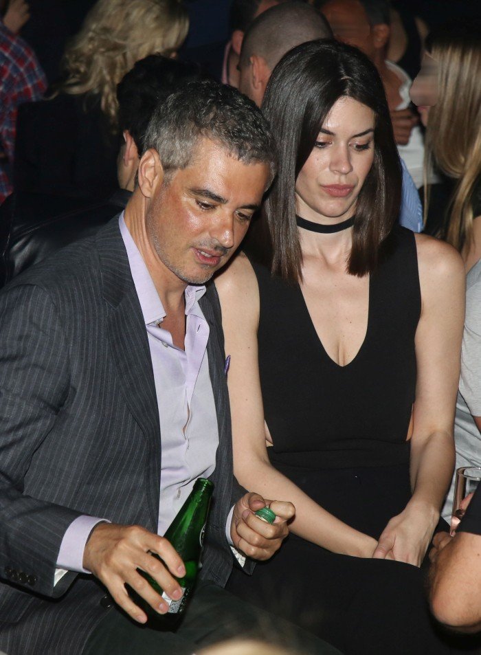 Ο Αρης Σπηλιωτόπουλος με εντυπωσιακή μελαχρινή, αγκαλιά στα μπουζούκια [εικόνες] | iefimerida.gr 4