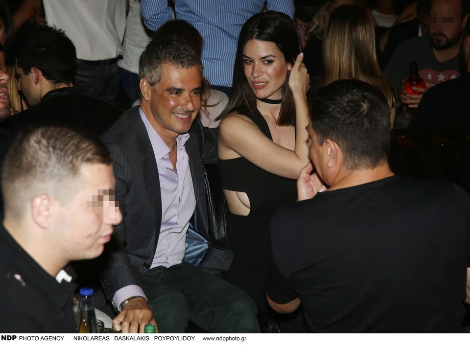 Ο Αρης Σπηλιωτόπουλος με εντυπωσιακή μελαχρινή, αγκαλιά στα μπουζούκια [εικόνες] | iefimerida.gr 1