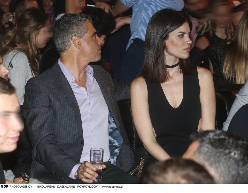 Ο Αρης Σπηλιωτόπουλος με εντυπωσιακή μελαχρινή, αγκαλιά στα μπουζούκια [εικόνες] | iefimerida.gr 5