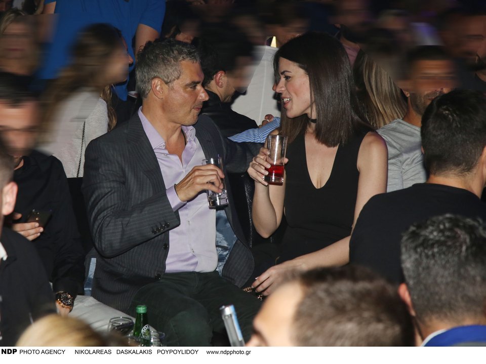 Ο Αρης Σπηλιωτόπουλος με εντυπωσιακή μελαχρινή, αγκαλιά στα μπουζούκια [εικόνες] | iefimerida.gr 3