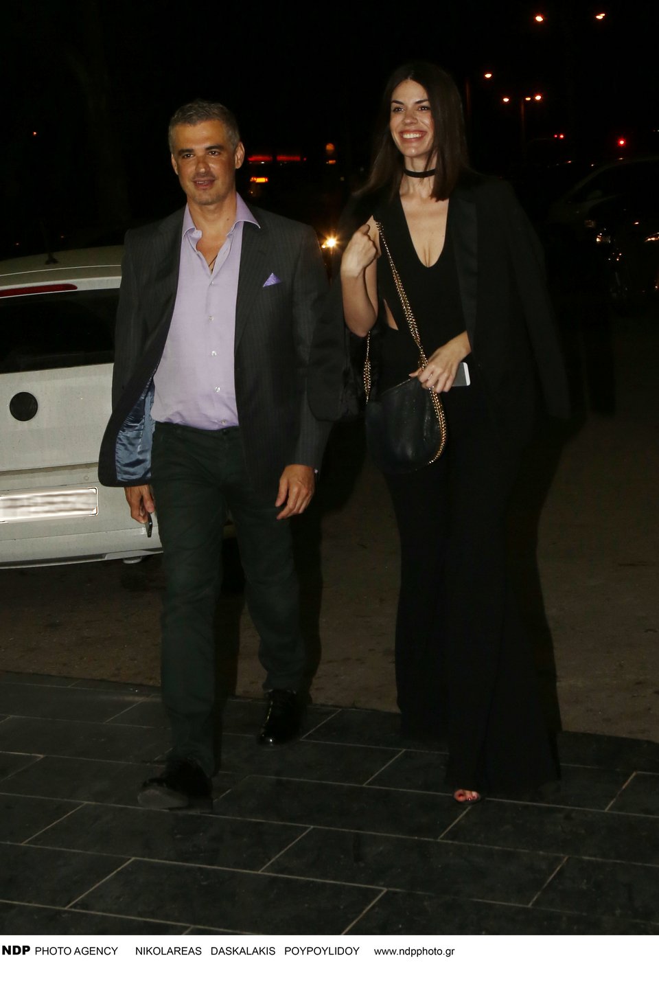 Ο Αρης Σπηλιωτόπουλος με εντυπωσιακή μελαχρινή, αγκαλιά στα μπουζούκια [εικόνες] | iefimerida.gr 0