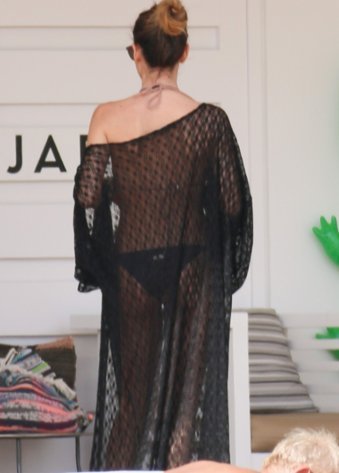 To πιο ωραίο κορμί της ελληνικής showbiz - Η Αθηνά Οικονομάκου στην παραλία χωρίς ρετούς [εικόνες] | iefimerida.gr 1