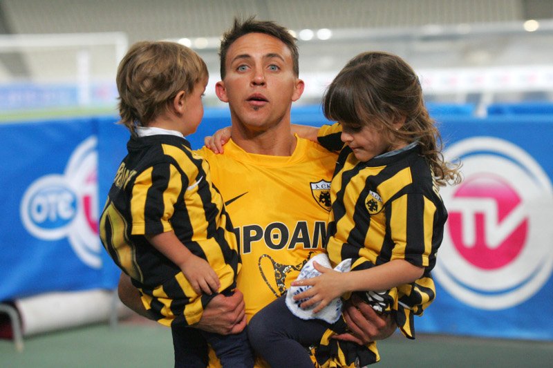 Η φωτογραφία του τελικού που έλιωσε τους πάντες: Ο Τσόρι φιλά το χέρι της μικρούλας κόρης του Μπουονανότε [εικόνες] | iefimerida.gr 1