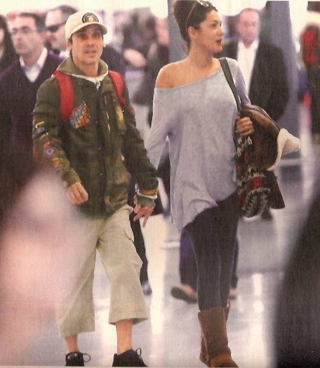 Ο Μάνου Τσάο με κρητική λύρα και κρασί -To μήνυμα σε greeklish στο Facebook [εικόνες] | iefimerida.gr 1