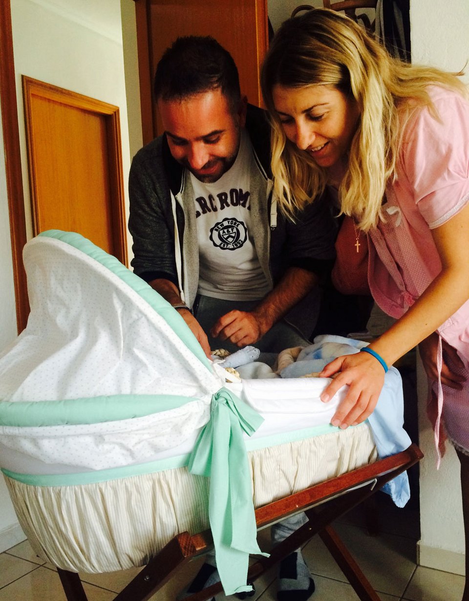 Σύζυγος βουλευτή του Λεβέντη πουλάει λουλούδια στη λαϊκή [εικόνες] | iefimerida.gr 1