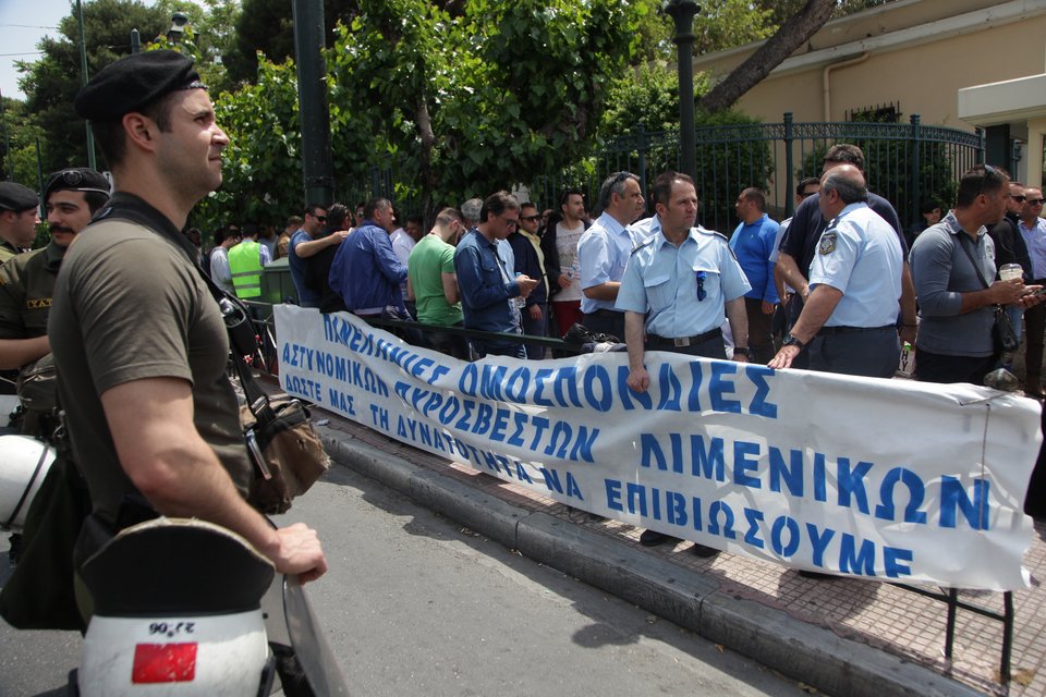 Αστυνομικοί περικυκλωμένοι από ΜΑΤ -Αιφνιδιαστική διαμαρτυρία ενστόλων έξω από τη Βουλή [εικόνες] | iefimerida.gr 0