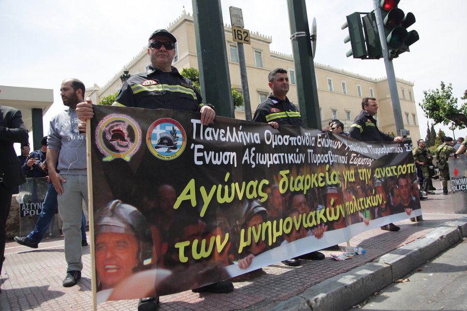 Αστυνομικοί περικυκλωμένοι από ΜΑΤ -Αιφνιδιαστική διαμαρτυρία ενστόλων έξω από τη Βουλή [εικόνες] | iefimerida.gr 1