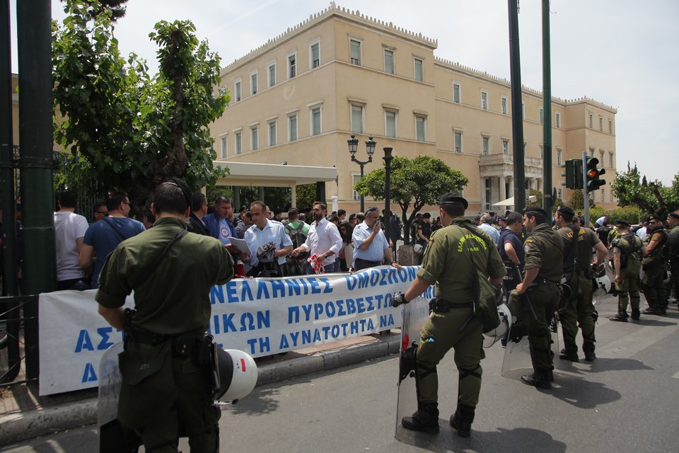 Αστυνομικοί περικυκλωμένοι από ΜΑΤ -Αιφνιδιαστική διαμαρτυρία ενστόλων έξω από τη Βουλή [εικόνες] | iefimerida.gr 2