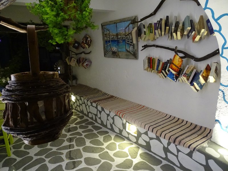 Η πιο εντυπωσιακή ανοικτή βιβλιοθήκη -Σε σοκάκι της Κιμώλου [εικόνες] | iefimerida.gr 0