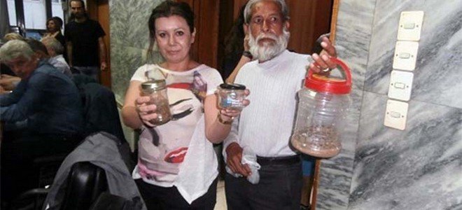 Απίστευτο: Πρόσφυγες μπήκαν στο δημοτικό συμβούλιο Λάρισας με φίδια και σκορπιούς [εικόνα] | iefimerida.gr 0