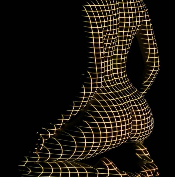 Γυμνές γυναίκες μόνο με φως και σκιές -Ενας φωτογράφος αποτυπώνει το γυμνό αλλιώς [εικόνες & βίντεο] | iefimerida.gr 2