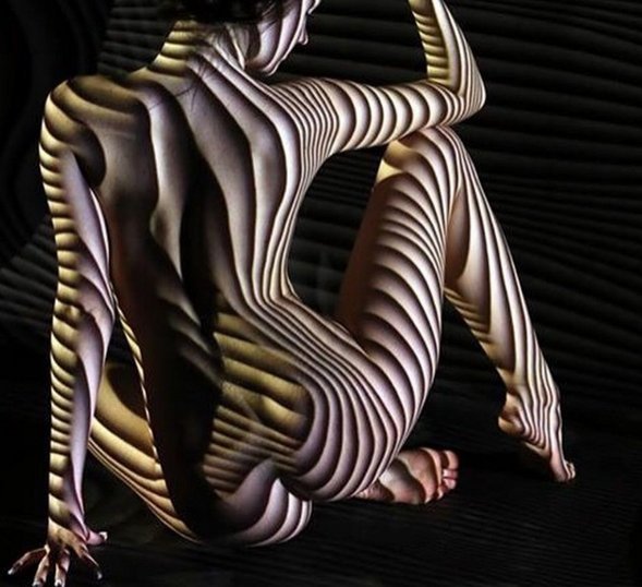 Γυμνές γυναίκες μόνο με φως και σκιές -Ενας φωτογράφος αποτυπώνει το γυμνό αλλιώς [εικόνες & βίντεο] | iefimerida.gr 3