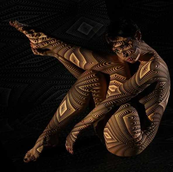 Γυμνές γυναίκες μόνο με φως και σκιές -Ενας φωτογράφος αποτυπώνει το γυμνό αλλιώς [εικόνες & βίντεο] | iefimerida.gr 4