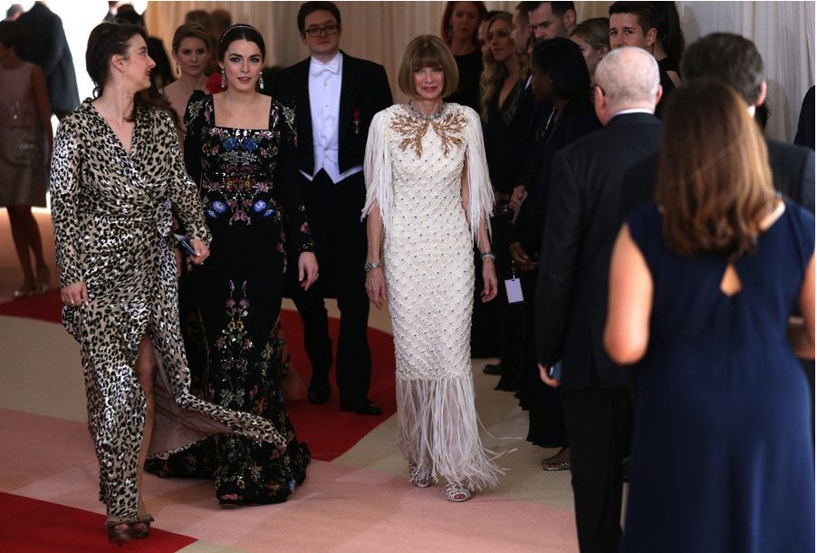 Η Αννα Γουίντορ δεν τόλμησε -Με βαρετό ντύσιμο στο Met Gala [εικόνες & βίντεο] | iefimerida.gr 1