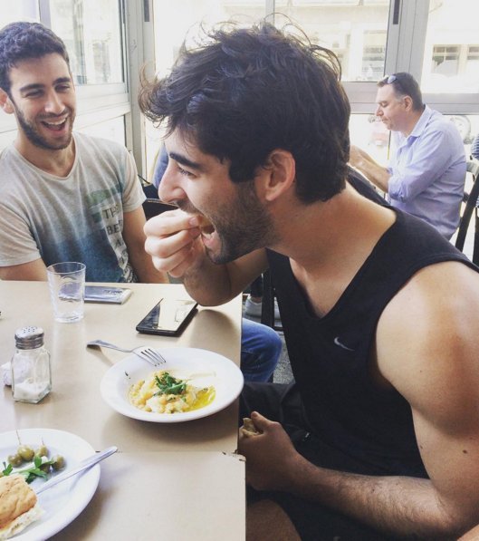 «Καυτοί» άνδρες με χούμους «τρελαίνουν» το Instagram [εικόνες] | iefimerida.gr 0