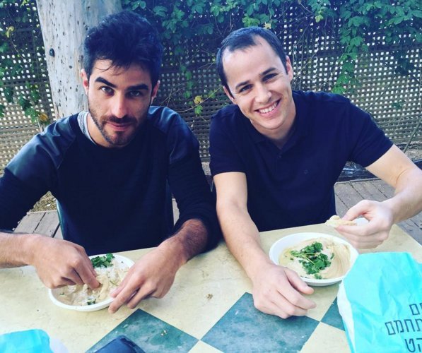 «Καυτοί» άνδρες με χούμους «τρελαίνουν» το Instagram [εικόνες] | iefimerida.gr 5