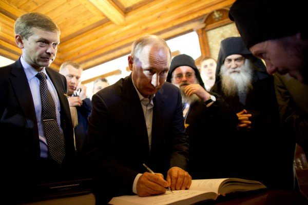 Στο μοναστήρι του Αγιου Παντελεήμονα έφτασε ο Πούτιν [εικόνες & βίντεο] | iefimerida.gr 7