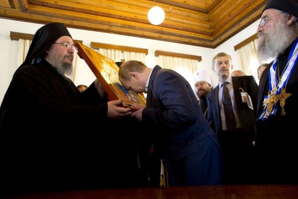 Στο μοναστήρι του Αγιου Παντελεήμονα έφτασε ο Πούτιν [εικόνες & βίντεο] | iefimerida.gr 8