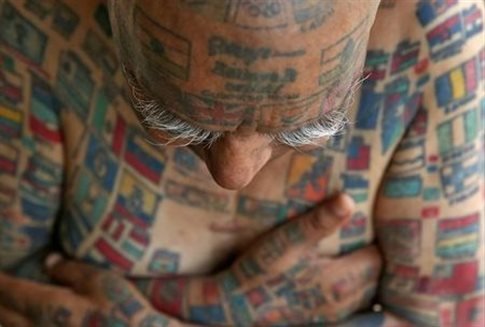 Εχει 500 τατουάζ στο σώμα του: 366 σημαίες και τον Ομπάμα | iefimerida.gr 0