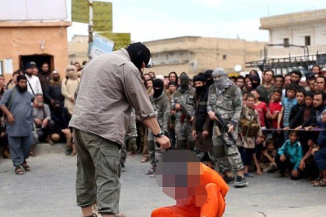 Ανατριχίλα: Μαχαίρωμα στην καρδιά, ο νέος τρόπος εκτέλεσης αιχμαλώτων από το ISIS [σκληρές εικόνες] | iefimerida.gr 1