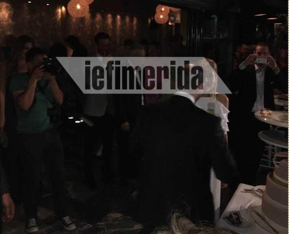 Με εξώπλατο νυφικό η Ράνια Τζίμα στο γάμο της -Φόρεσε  γραβάτα ο γαμπρός [εικόνες&βίντεο]  | iefimerida.gr 7