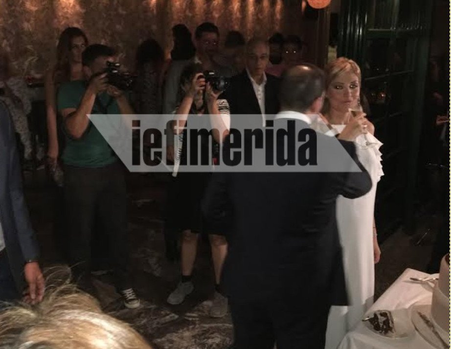 Με εξώπλατο νυφικό η Ράνια Τζίμα στο γάμο της -Φόρεσε  γραβάτα ο γαμπρός [εικόνες&βίντεο]  | iefimerida.gr 8