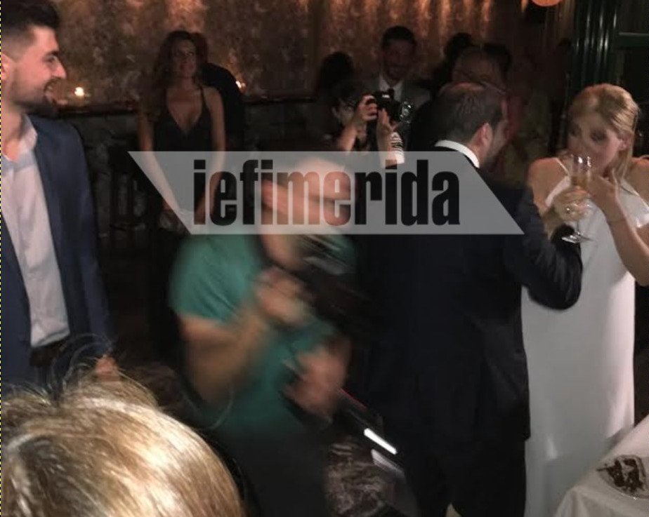 Με εξώπλατο νυφικό η Ράνια Τζίμα στο γάμο της -Φόρεσε  γραβάτα ο γαμπρός [εικόνες&βίντεο]  | iefimerida.gr 9