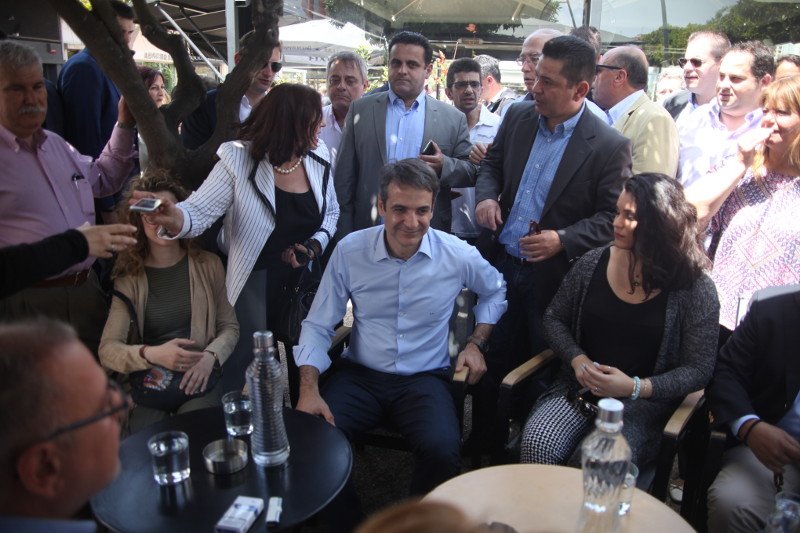 Στην κεντρική αγορά του Περιστερίου ο Μητσοτάκης -Τι συζήτησε με καταστηματάρχες και τη νεολαία [εικόνες] | iefimerida.gr 0