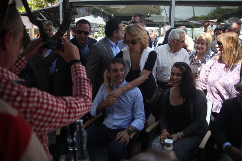 Στην κεντρική αγορά του Περιστερίου ο Μητσοτάκης -Τι συζήτησε με καταστηματάρχες και τη νεολαία [εικόνες] | iefimerida.gr 2