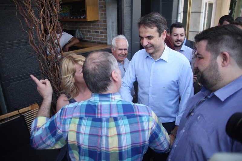 Στην κεντρική αγορά του Περιστερίου ο Μητσοτάκης -Τι συζήτησε με καταστηματάρχες και τη νεολαία [εικόνες] | iefimerida.gr 3