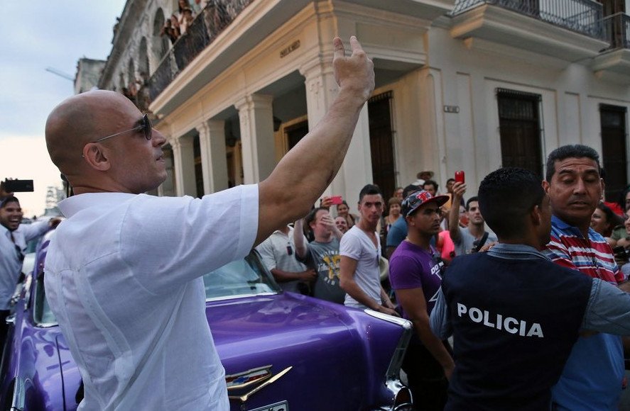 Η Chanel έκανε επίδειξη μόδας στην Κούβα -Σάλος αντιδράσεων [εικόνες & βίντεο] | iefimerida.gr 4