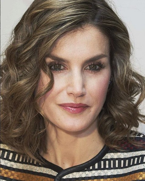 Τα τακούνια της βασίλισσας -Η Λετίθια της Ισπανίας, νωρίς το πρωί, με 12ποντα lace up [εικόνες] | iefimerida.gr 0