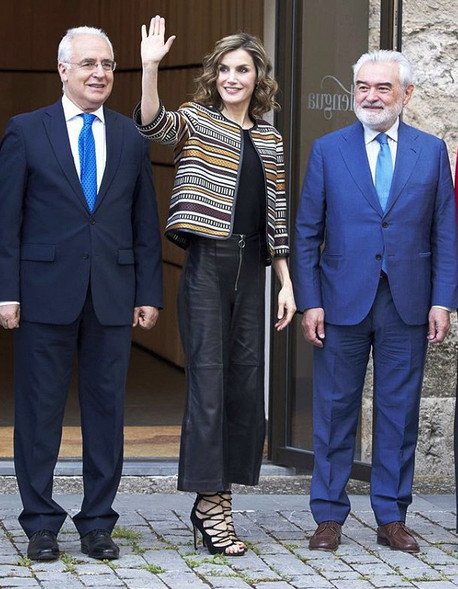 Τα τακούνια της βασίλισσας -Η Λετίθια της Ισπανίας, νωρίς το πρωί, με 12ποντα lace up [εικόνες] | iefimerida.gr 1