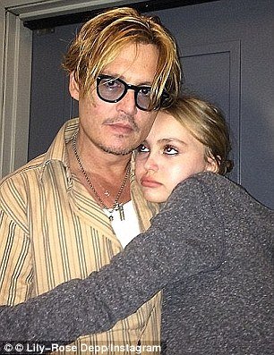 Η Λίλι Ρόουζ στο πλευρό του Τζόνι Ντεπ: Ο μπαμπάς μου είναι ο καλύτερος άνθρωπος [εικόνες] | iefimerida.gr 1