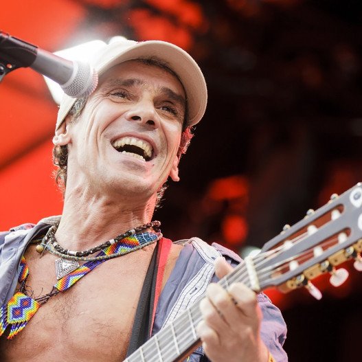 Ο Μάνου Τσάο με κρητική λύρα και κρασί -To μήνυμα σε greeklish στο Facebook [εικόνες] | iefimerida.gr 0