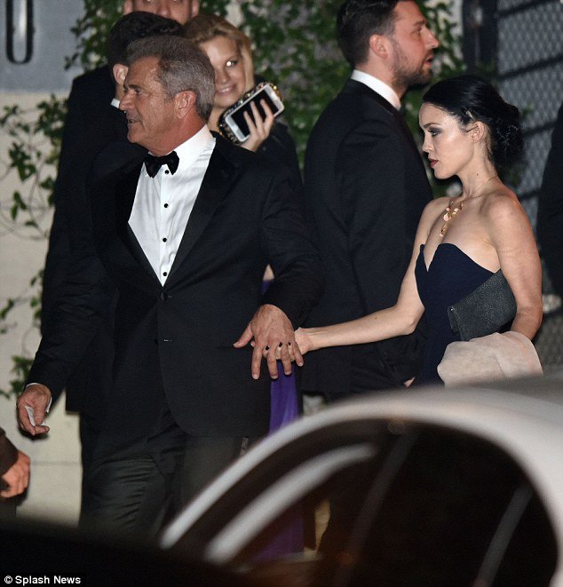 Κάννες: Ο Μελ Γκίμπσον με γυναίκα-τρόπαιο 25 ετών στο Φεστιβάλ [εικόνες] | iefimerida.gr 3